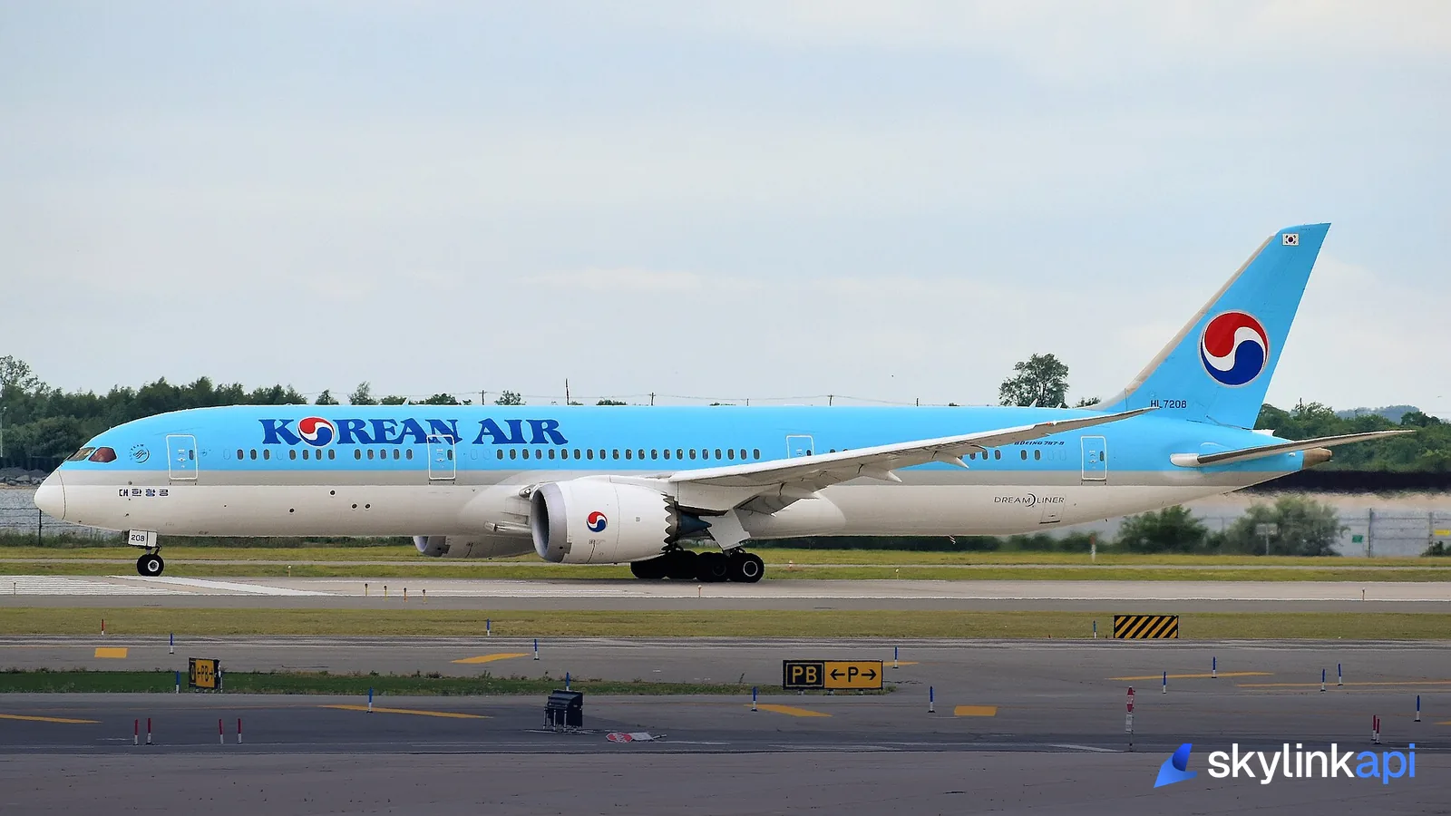 A Korean Air 787 — an enriched feed attaches the registration, type, and operator to each position
