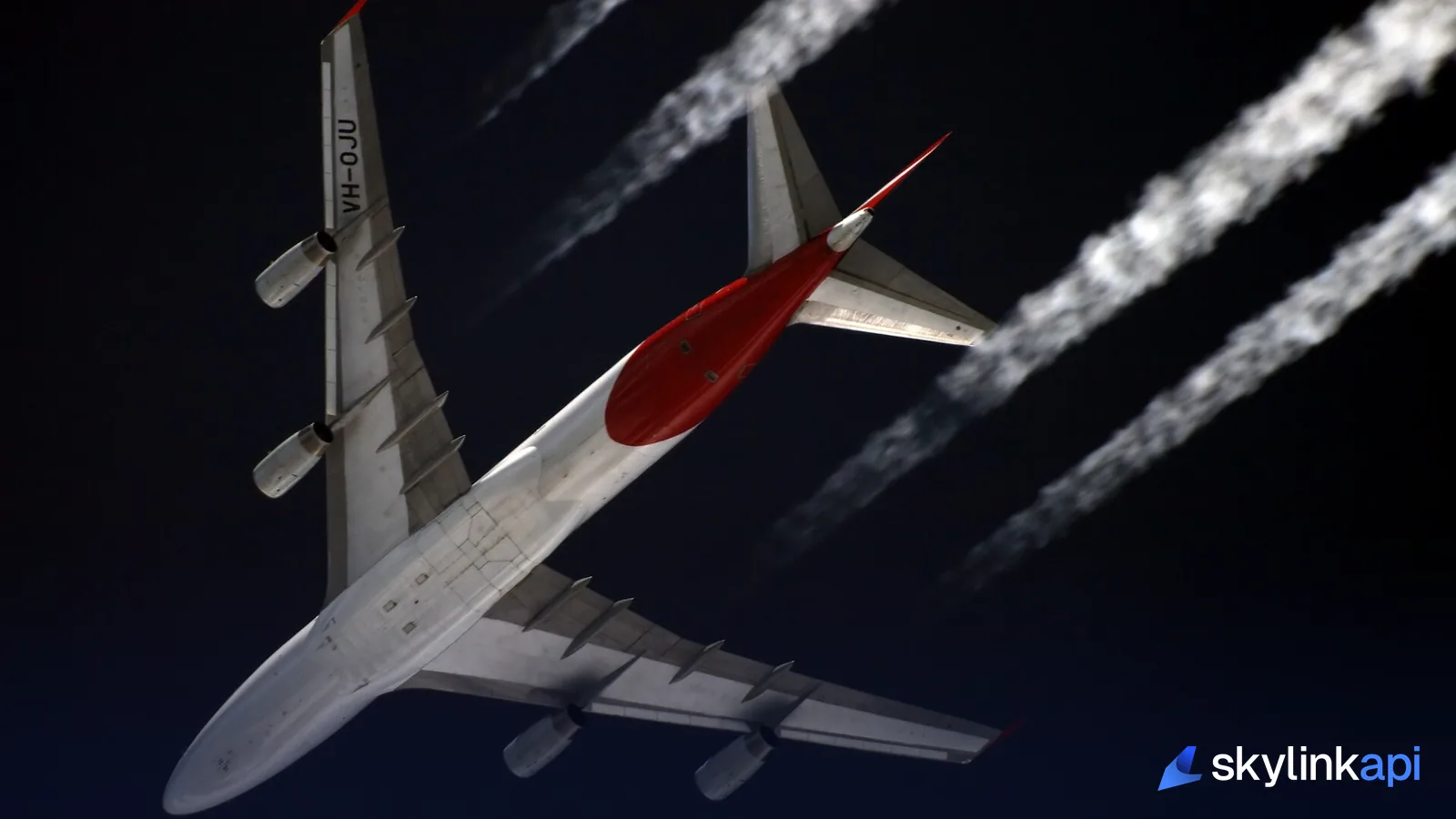 A Boeing 747 trailing contrails at cruising altitude